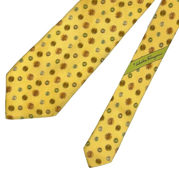 Salvatore Ferragamo Made in Italy 100% Silk Necktie Flowers on Yellow Gold B2 - Picture 2 of 5